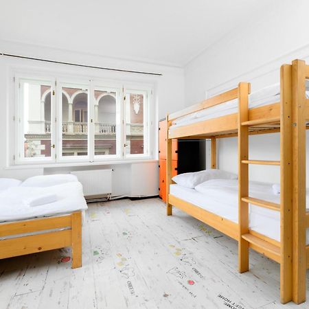 Benedikt City Center Hostel Prag Exteriör bild