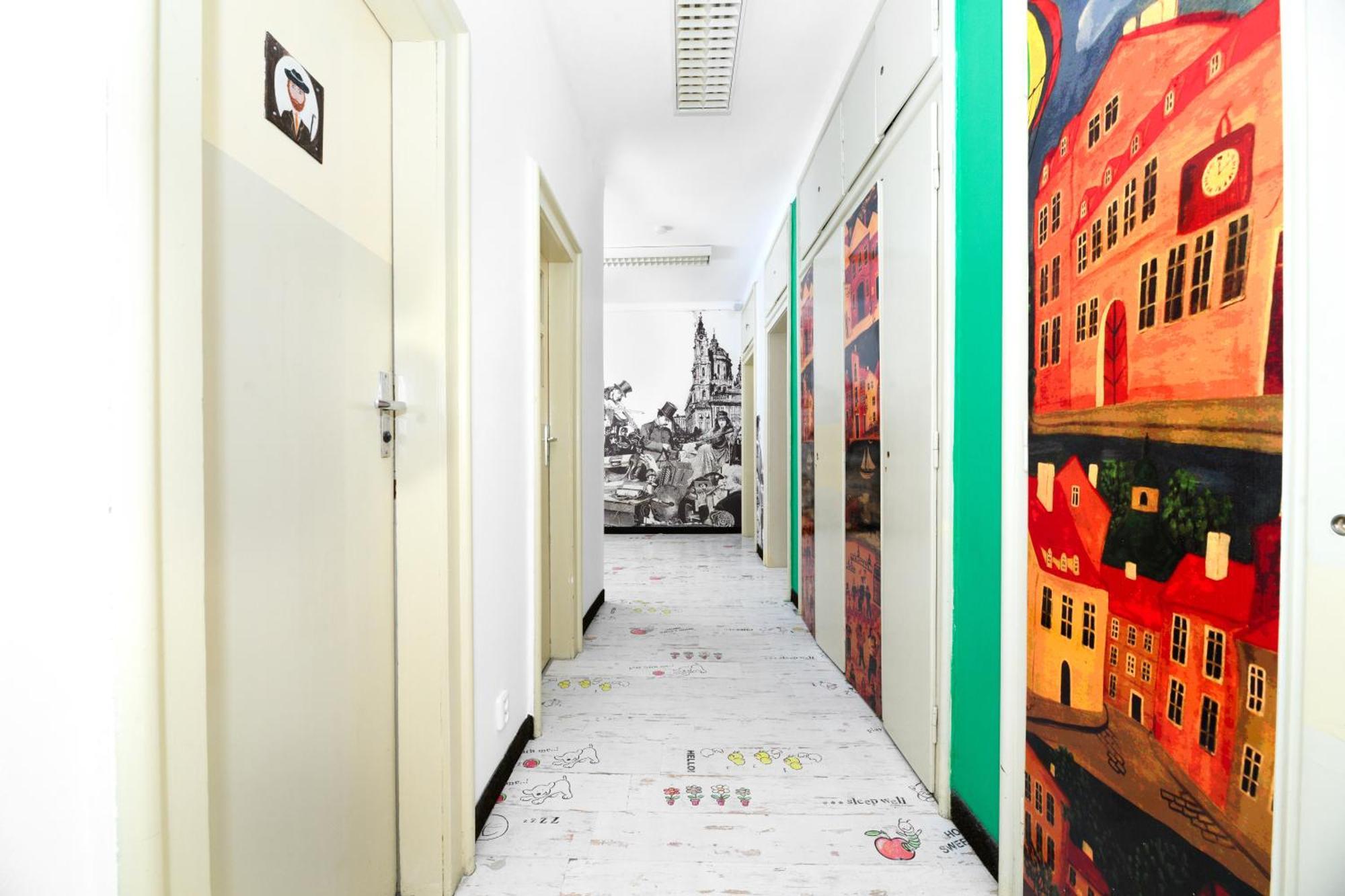 Benedikt City Center Hostel Prag Exteriör bild