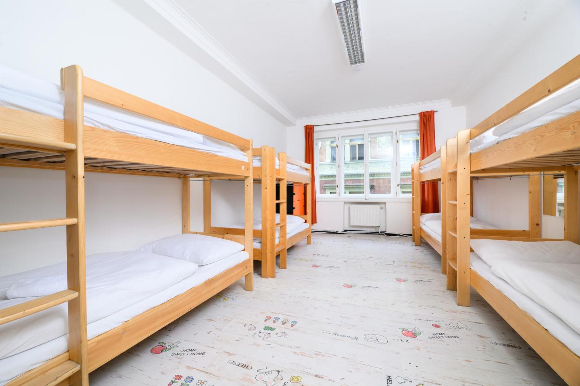 Benedikt City Center Hostel Prag Exteriör bild