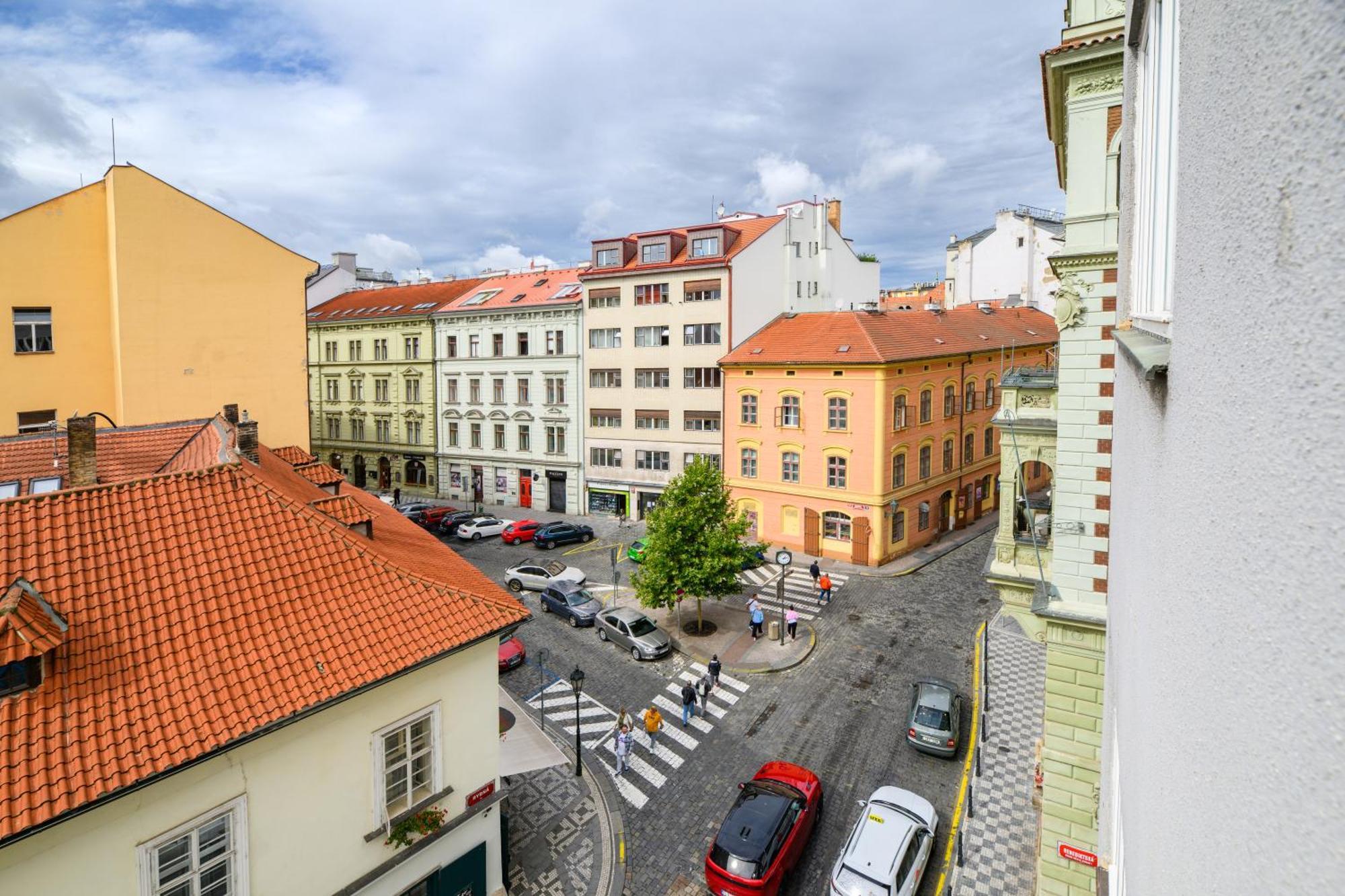 Benedikt City Center Hostel Prag Exteriör bild
